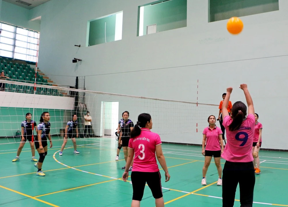 Các VĐV nữ tham gia thi đấu môn bóng chuyền hơi tại hội thao