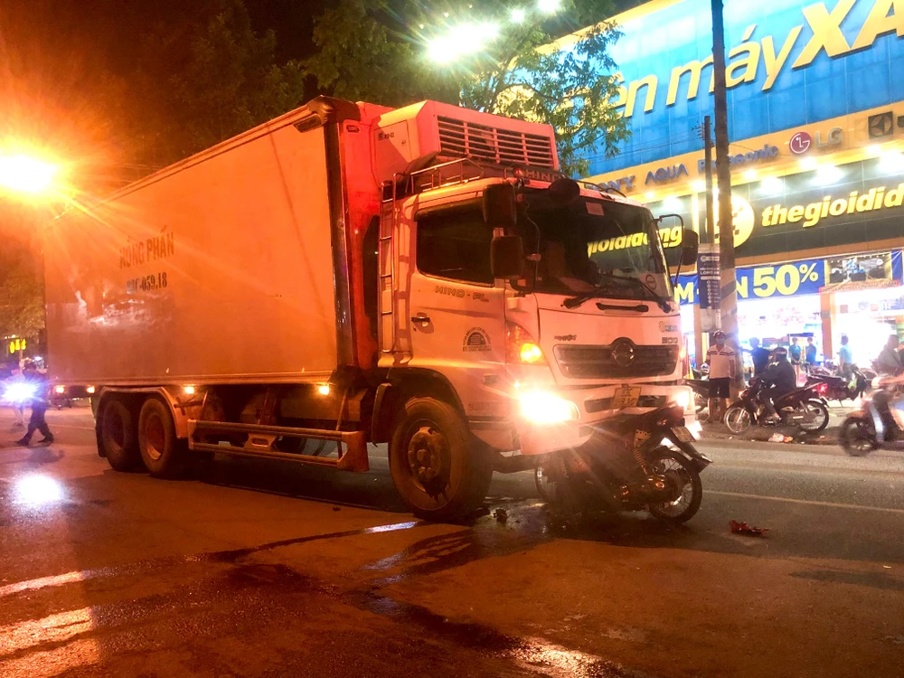 Chiếc xe máy của nam thanh niên vẫn còn dính chặt phía trước đầu xe tải