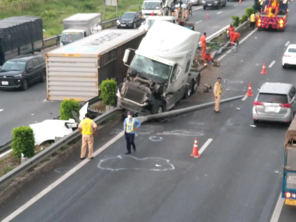 Hiện trường vụ tai nạn giao thông trên tuyến cao tốc TP.HCM - Trung Lương, chiều 18-6. Ảnh: HD