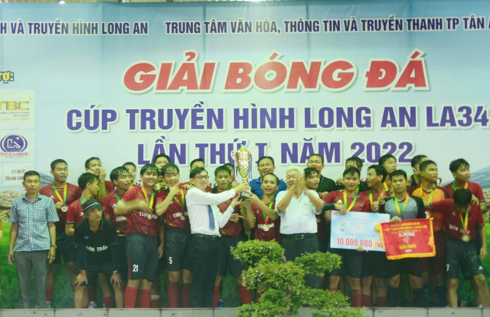 Ông Lê Hồng Phước - Giám đốc Đài PTTH Long An trao chức vô địch cho đội trẻ Kiến Tường