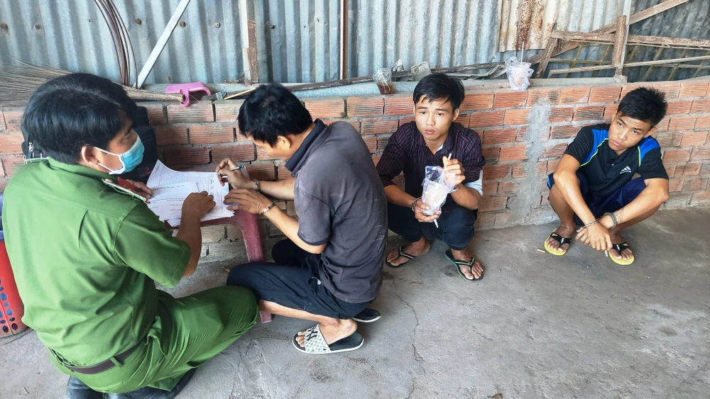 Các nghi phạm khai nhận đều không có công ăn việc làm, đã có nhiều tiền án, tiền sự. Các nghi phạm khai nhận đều không có công ăn việc làm, đã có nhiều tiền án, tiền sự.