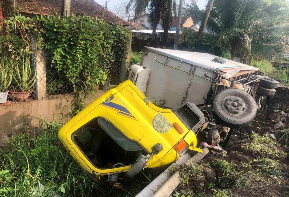 Chiếc xe tải lật nghiêng sau khi lao xuống kênh