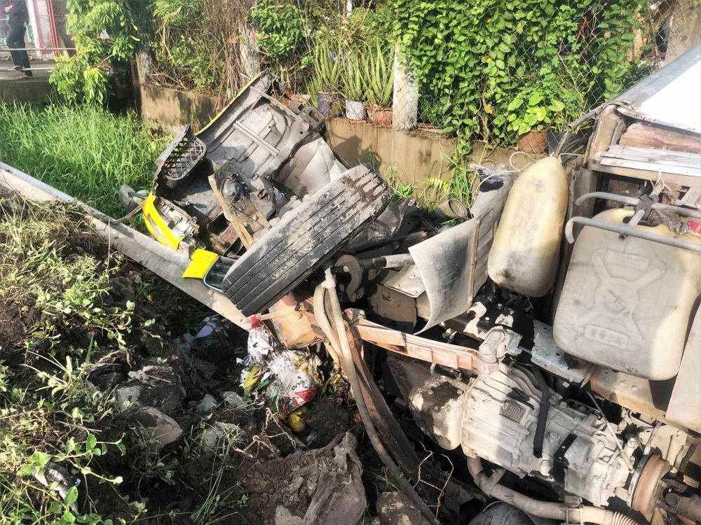 Phần đầu xe tách rời khỏi thùng chứa hàng và hư hỏng nặng