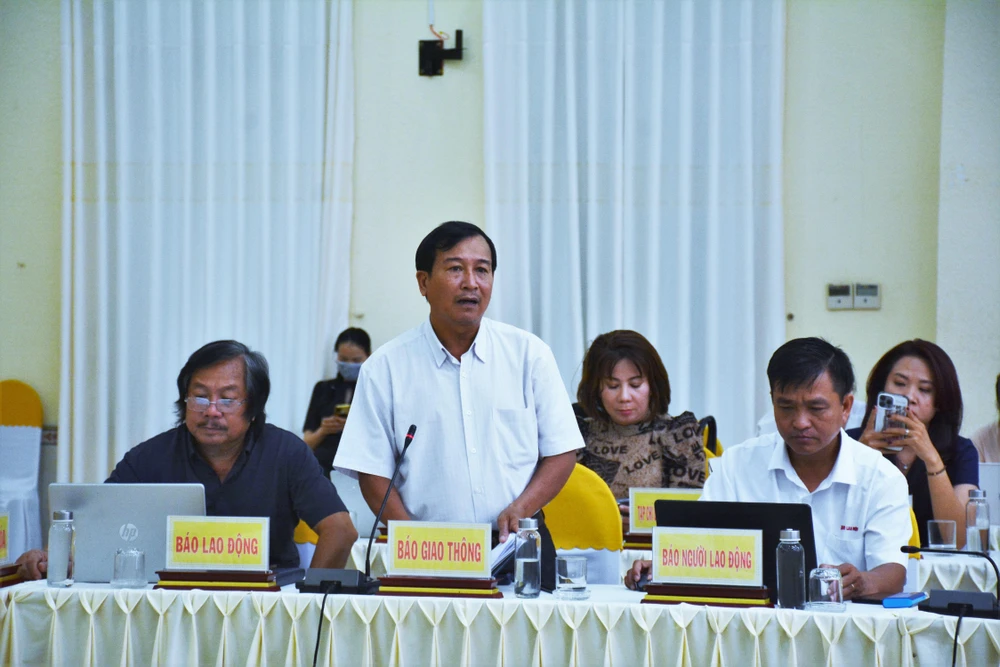 Phóng viên Báo, Đài trao đổi thông tin với lãnh đạo các Sở, ngành, địa phương tỉnh Long An