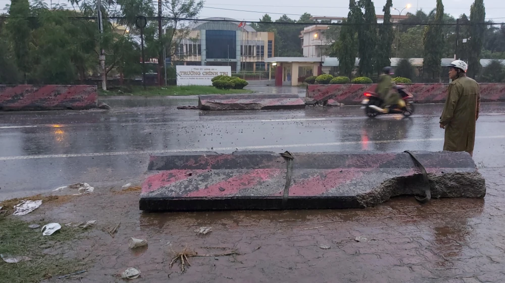 Chiếc xe cẩu đã hất tung làm đổ ngã 2 dải phân cách. Ảnh: Kim Hướng