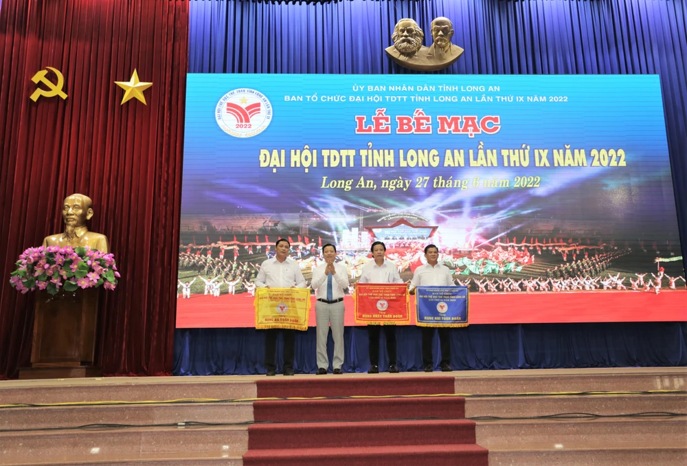 Ban tổ chức tặng cờ cho 3 đơn vị thành tích cao tại đại hội