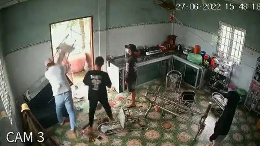 Các đối tượng xông vào nhà đập phá. Ảnh: cắt từ camera