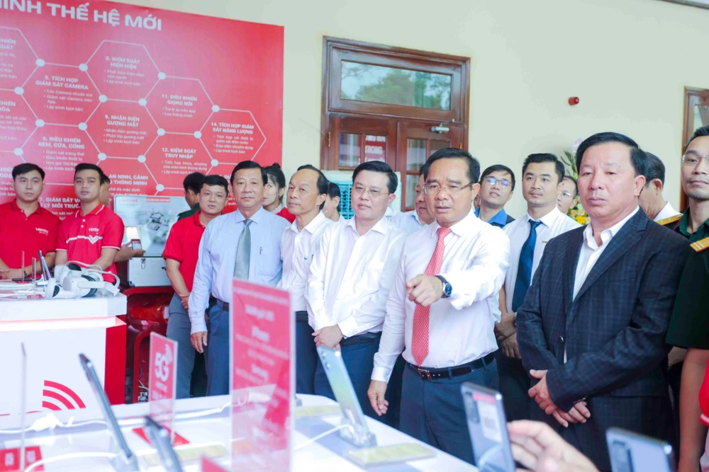 Lãnh đạo Tỉnh ủy, UBND tỉnh Long An trải nghiệm dịch vụ 5G Viettel