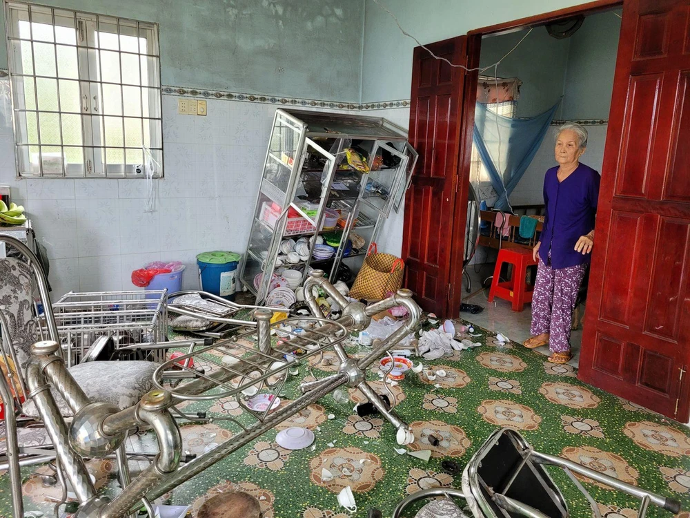 Nhiều tài sản trong nhà bà Thanh bị nhóm đối tượng hơn 10 người đập phá Nhiều tài sản trong nhà bà Thanh bị nhóm đối tượng hơn 10 người đập phá