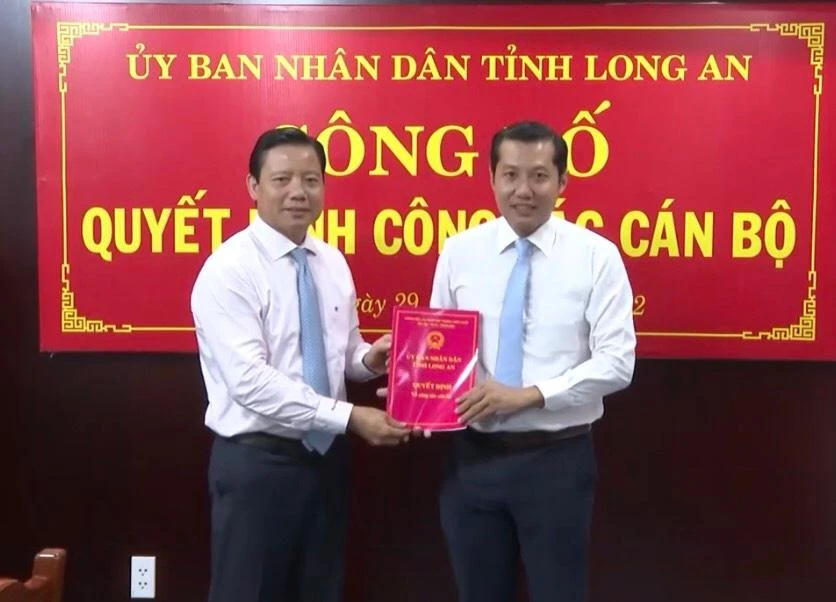Phó Chủ tịch UBND tỉnh Long An trao quyết định bổ nhiệm Giám đốc Sở Ngoại vụ cho ông Lê Hoàng Thanh (bên phải).
