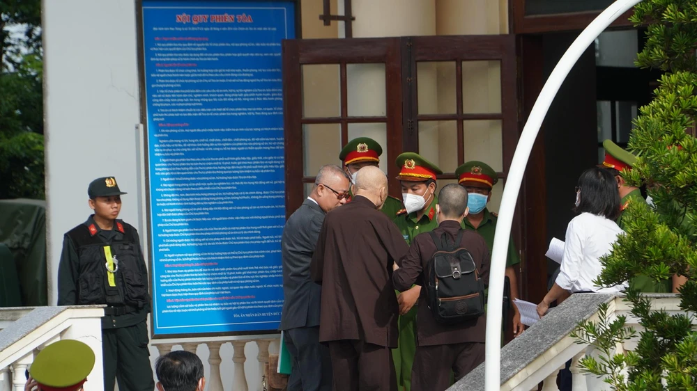 Ông Vân xuất trình giấy tờ liên quan khi vào phòng xử