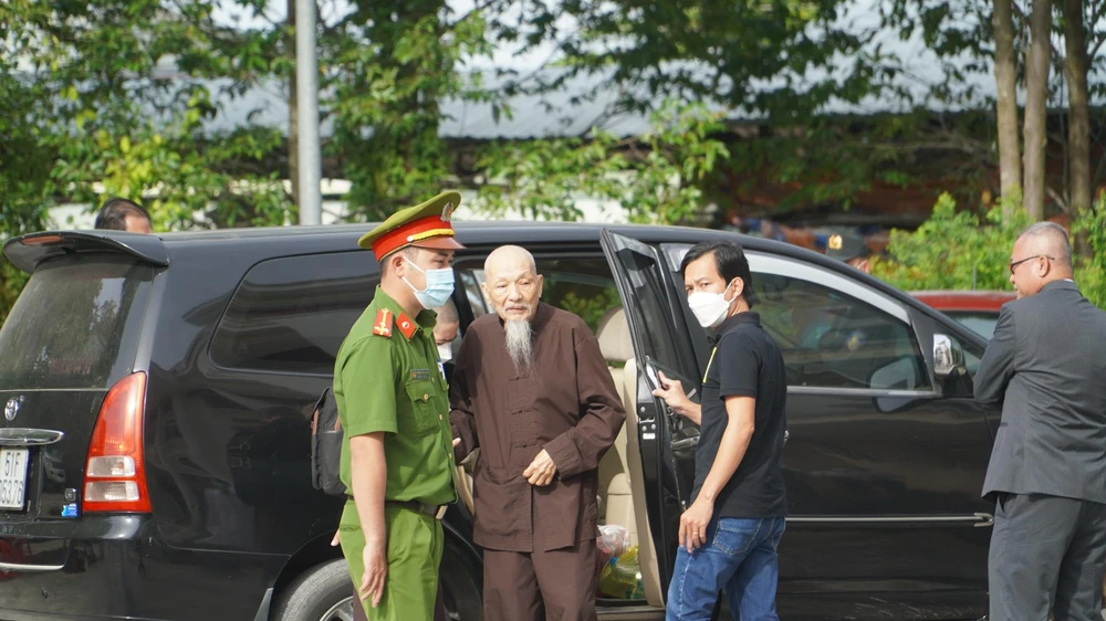 Ông Vân được lực lượng công an giám sát chặt khi đến phiên tòa