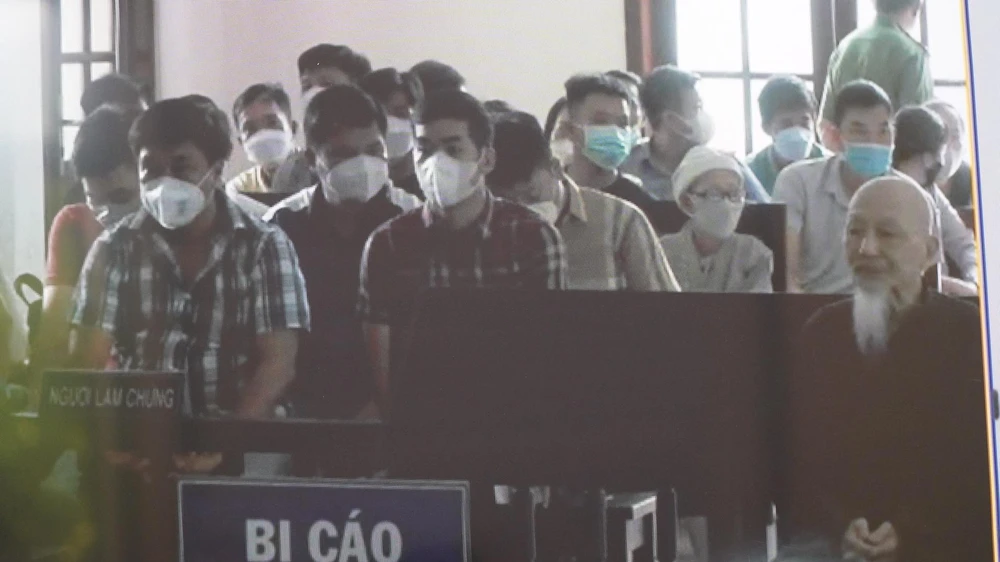 Bị cáo Lê Tùng Vân được dìu vào phòng xử ảnh 5