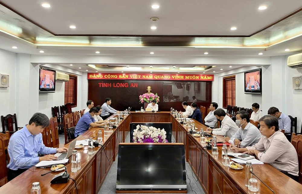 Phó Chủ tịch UBND tỉnh Long An-Phạm Tấn Hòa chủ trì tại điểm cầu tỉnh Long An ngày 29-6.