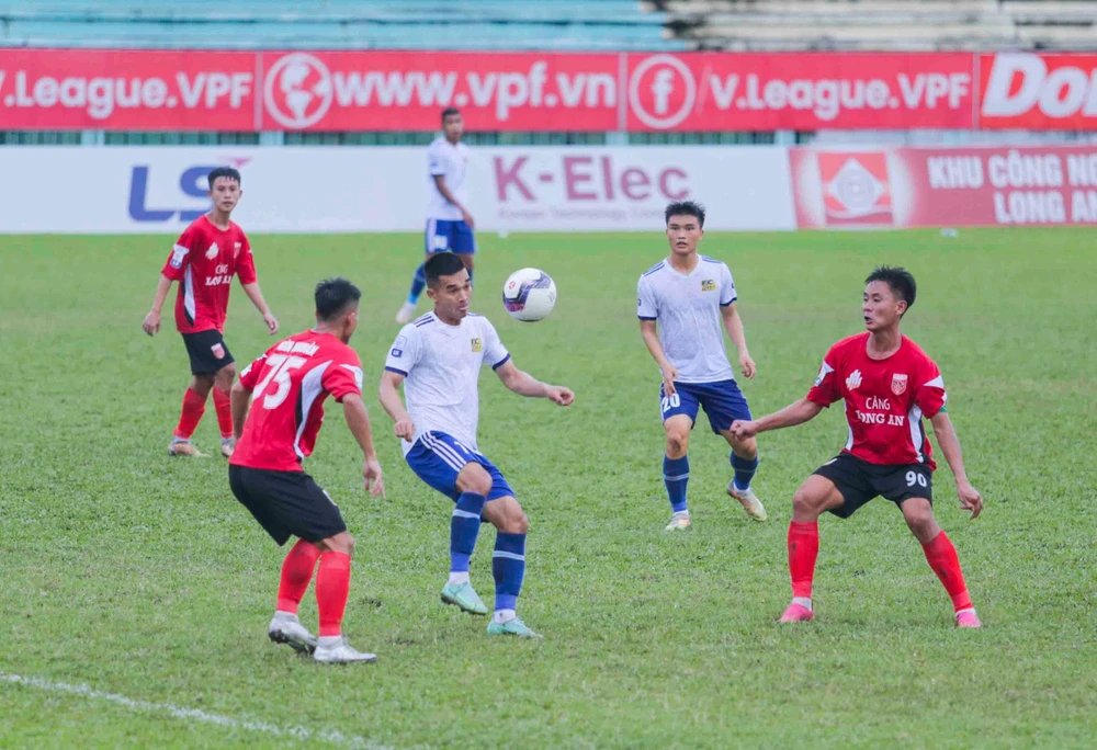 Các cầu thủ Huế thi đấu đầy cố gắng nhưng đành chấp nhận thua với tỷ số 1-3 trước Long An