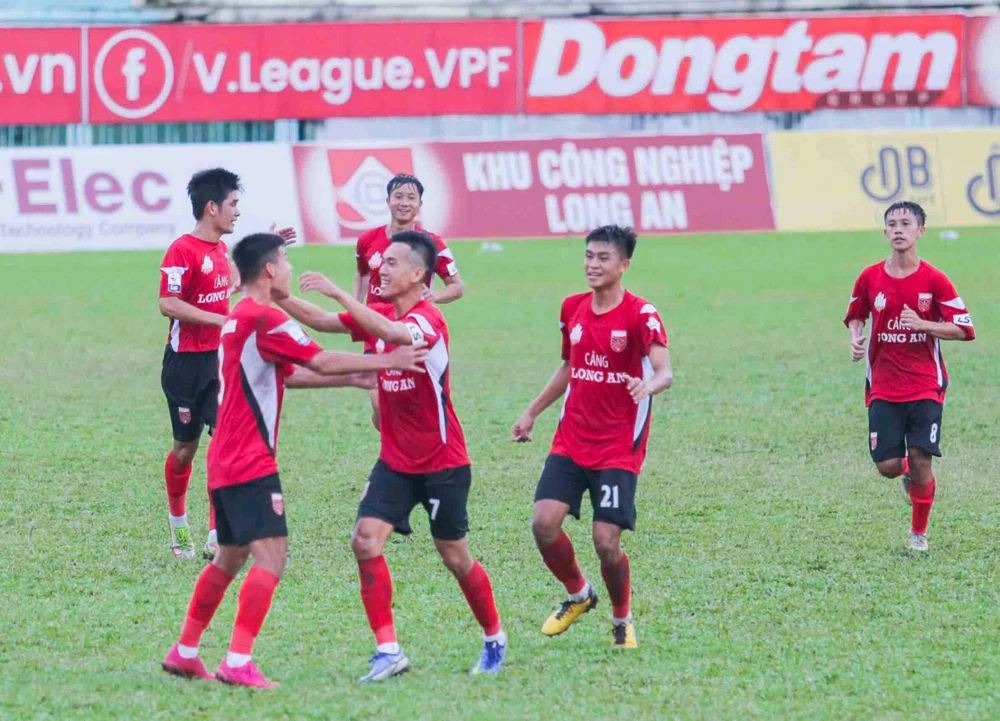 Các cầu thủ Long An ăn mừng khi nâng tỷ số lên 2-0 ở phút bù giờ thứ 2 hiệp 1