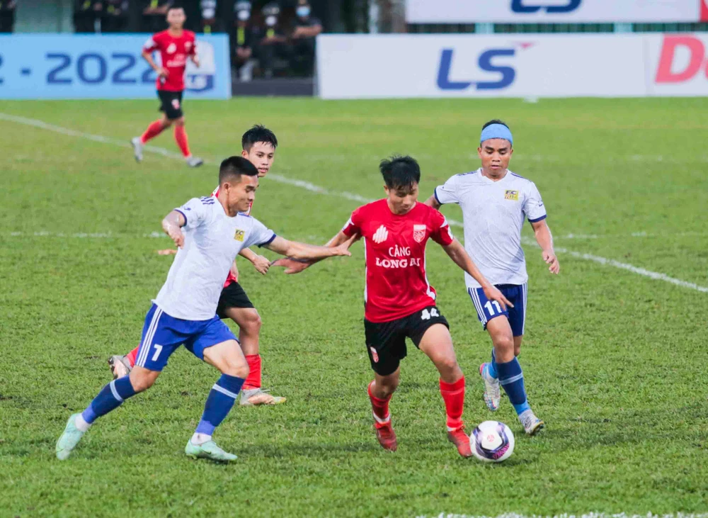 Cầu thủ hai đội nhập cuộc với những pha bóng hấp dẫn