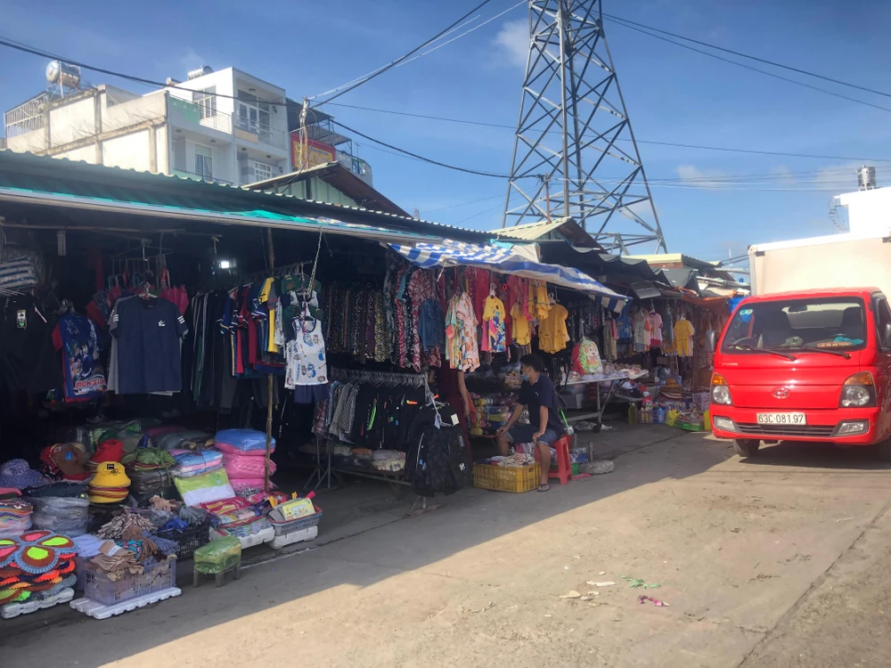Các quầy, sạp buôn bán tại chợ phường 2, TP Tân An.