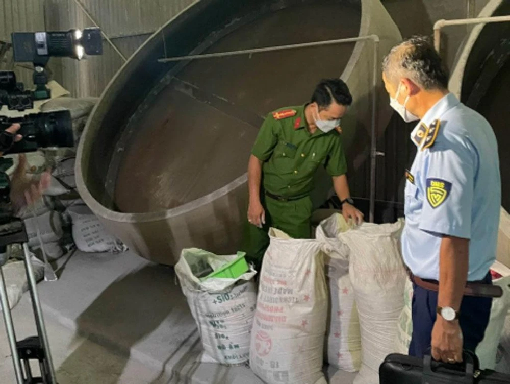 Lực lượng chức năng tỉnh Long An kiểm tra các doanh nghiệp sản xuất phân bón trên địa bàn