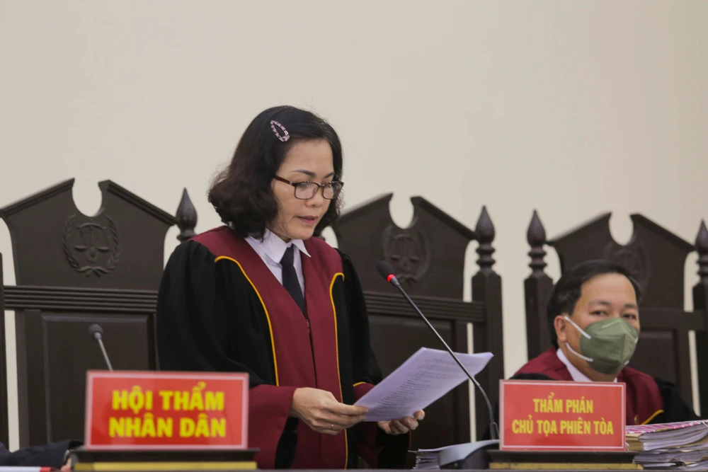 Chủ tọa tuyên bố hoãn phiên tòa.