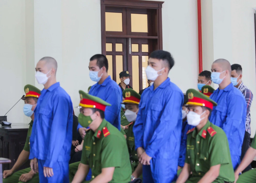 Bị cáo Tô Nhựt Khanh cùng đồng phạm tại phiên tòa