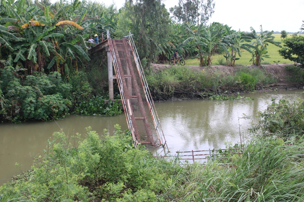Mặt đường lún sâu đã kéo theo cây cầu giao thông nằm cạnh tuyến đường bị gãy