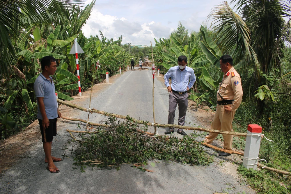 Lực lượng chức năng địa phương rào chắn, cắm biển cảnh báo phương tiện qua lại nơi đây.
