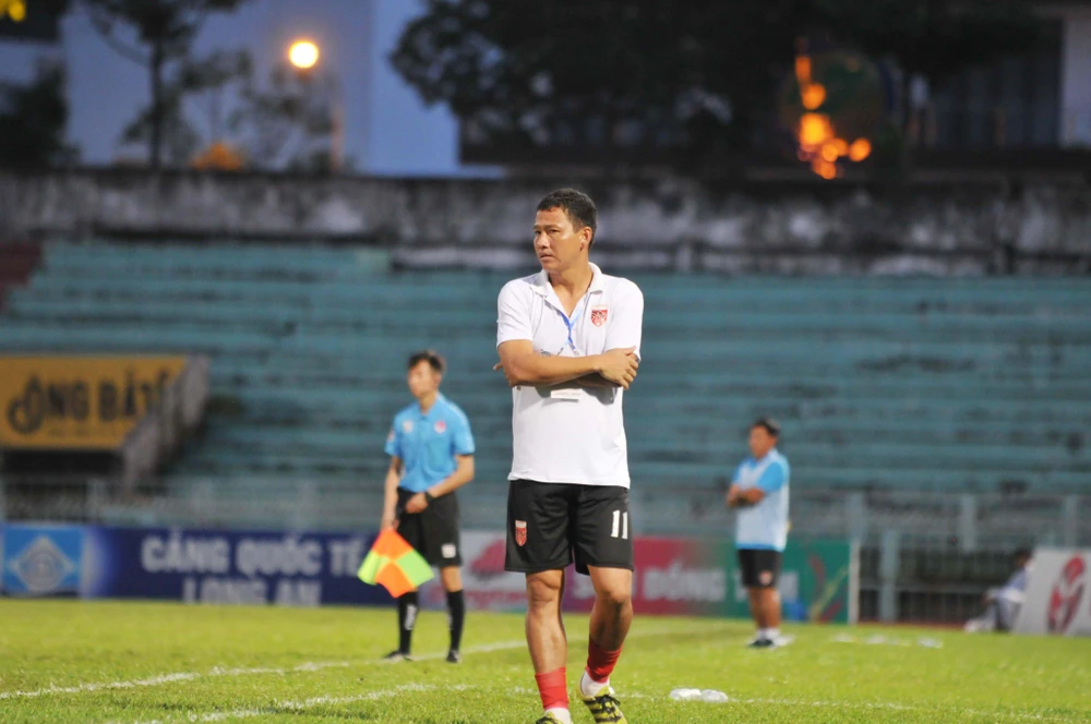 HLV Nguyễn Anh Đức đứng dọc đường pitch chỉ đạo các học trò