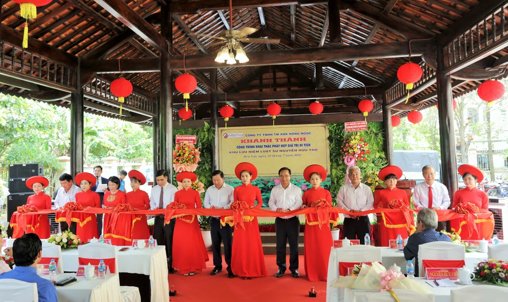 Cắt băng khánh thành công trình khai thác phát huy giá trị di tích Khu lưu niệm Luật sư Nguyễn Hữu Thọ.