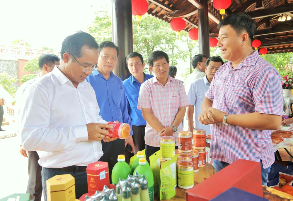 Bí thư Tỉnh ủy Long An Nguyễn Văn Được tham quan nhà trưng bày giới thiệu sản phẩm truyền thống tại Khu lưu niệm luật sư Nguyễn Hữu Thọ