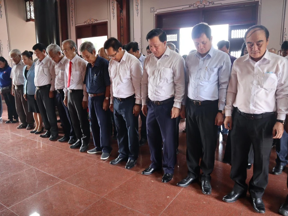 Các đồng chí lãnh đạo, nguyên lãnh đạo tỉnh Ủy, UBND tỉnh Long An cùng tưởng niệm luật sư Nguyễn Hữu Thọ