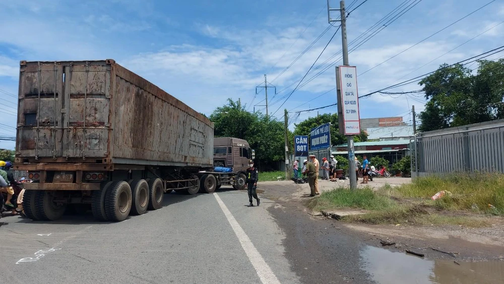 Xe container rẻ phải vào bãi đậu xe thì va chạm với xe máy