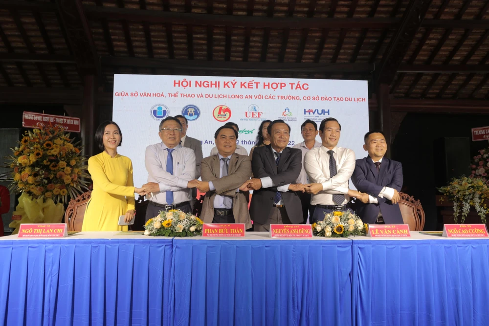 Lãnh đạo Sở Văn hóa, Thể thao và Du lịch Long An ký kết hợp tác với các trường, cơ sở đào ngành du lịch.