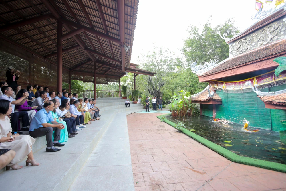 Các đại biểu xem múa rối nước tại Khu phức hợp Happyland