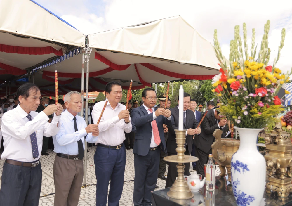 Đại biểu dâng hương kính viếng hương hồn các anh hùng liệt sĩ tại Nghĩa trang liệt sĩ huyện Vĩnh Hưng - Tân Hưng.