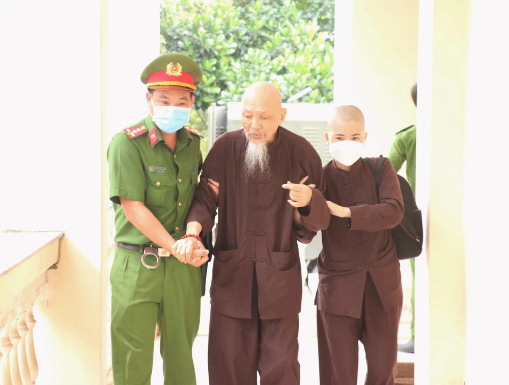 Bị cáo Lê Tùng Vân được dìu đến phiên tòa sơ thẩm. Ảnh: HUỲNH DU