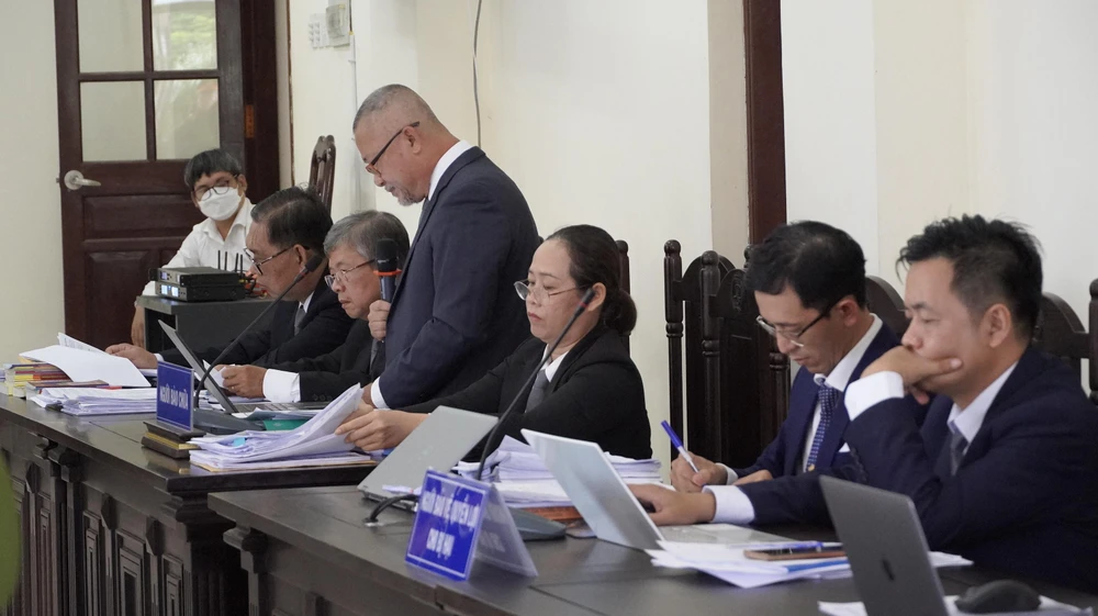 Các luật sư có mặt tại phiên tòa