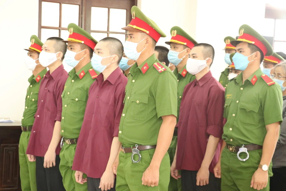 Các bị cáo trong vụ án " Tịnh thất Bồng Lai" bị tuyên phạt từ ba đến năm năm tù. Ảnh: BẢO PHƯƠNG