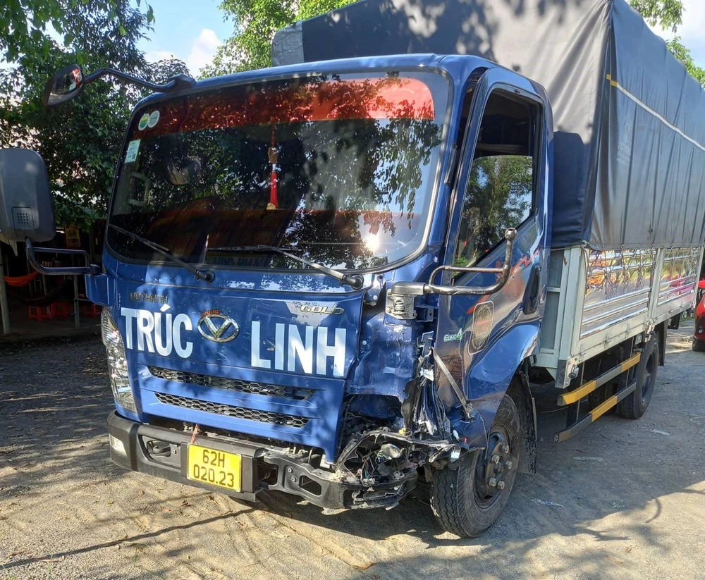 Chiếc ô tô tải sau khi va chạm đã hư hỏng phần đầu