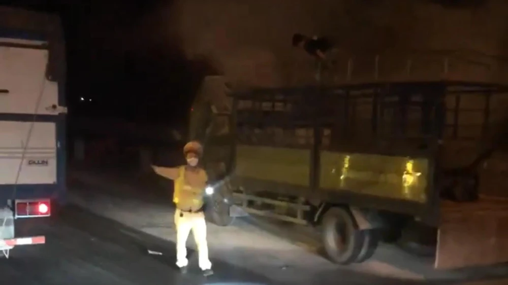 CSGT có mặt tại hiện trường phân luồng giao thông. Ảnh: ĐỨC THỊNH