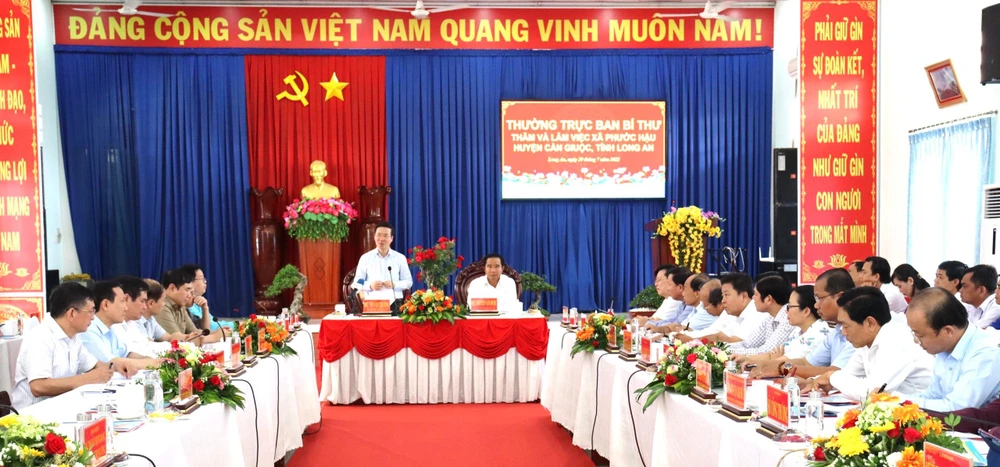Thường trực Ban Bí thư Võ Văn Thưởng làm việc tại xã Phước Hậu, huyện Cần Giuộc. Ảnh: THÀNH PHÁT