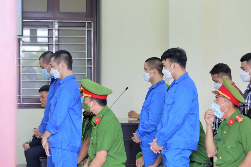 Các bị cáo nghe HĐXX tuyên án vào tối 3-8