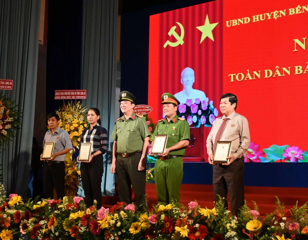 Đại tá Lâm Minh Hồng - Giám đốc Công an tỉnh trao kỷ niệm chương của Bộ Công an cho các cá nhân. Ảnh: Việt Hằng