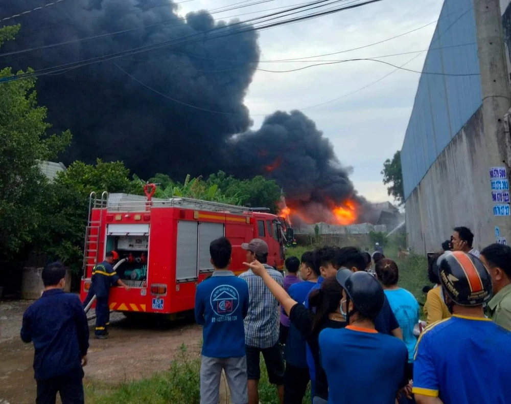 Lực lượng công an huyện Đức Hòa đã cố gắng dập tắt đám cháy. Ảnh CTV