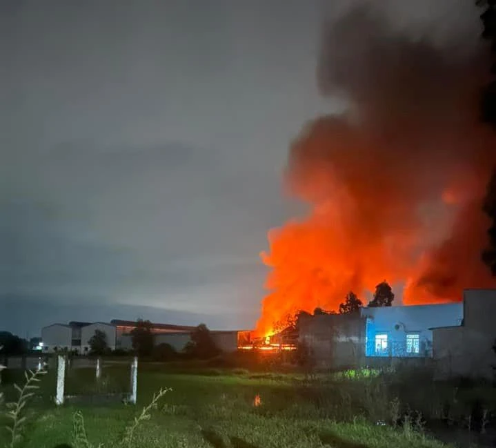 Đến 21h tối ngày 9-8 đám cháy vẫn còn bùng phát. Ảnh: CTV