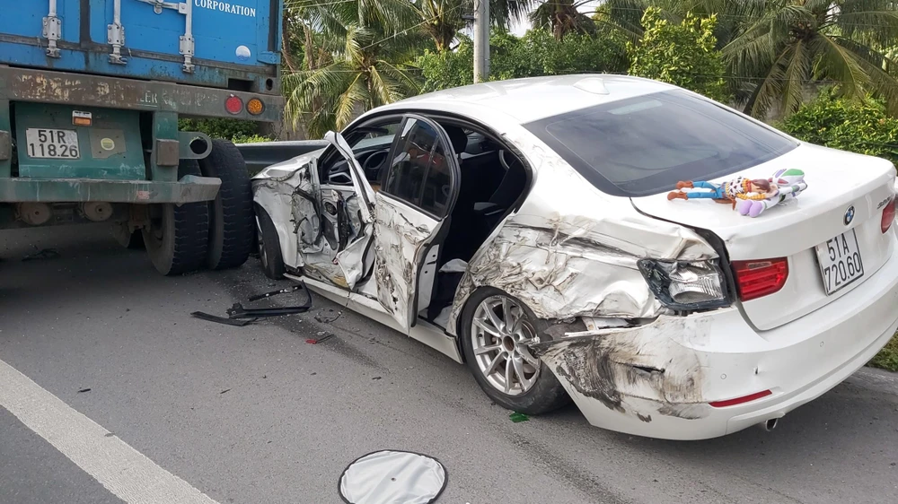 Ô tô 5 chỗ bị hư hỏng nặng sau vụ tai nạn. Ảnh: Đức Thịnh