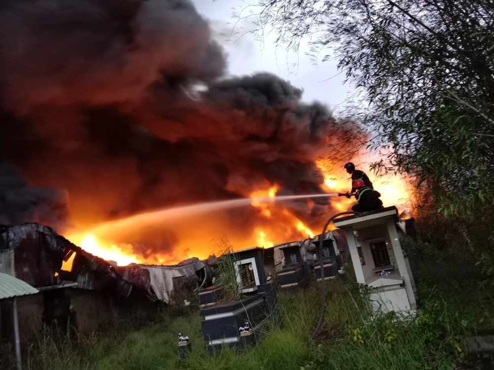 Lực lượng công an huyện Đức Hòa đang tìm cách dập tắt đám cháy. Ảnh: CTV