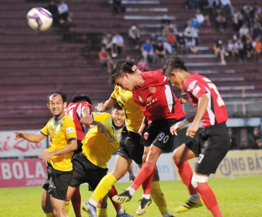 CLB Long An chủ động tràn lên tấn công khi trận đấu khai cuộc. Ảnh: Anh Tuấn