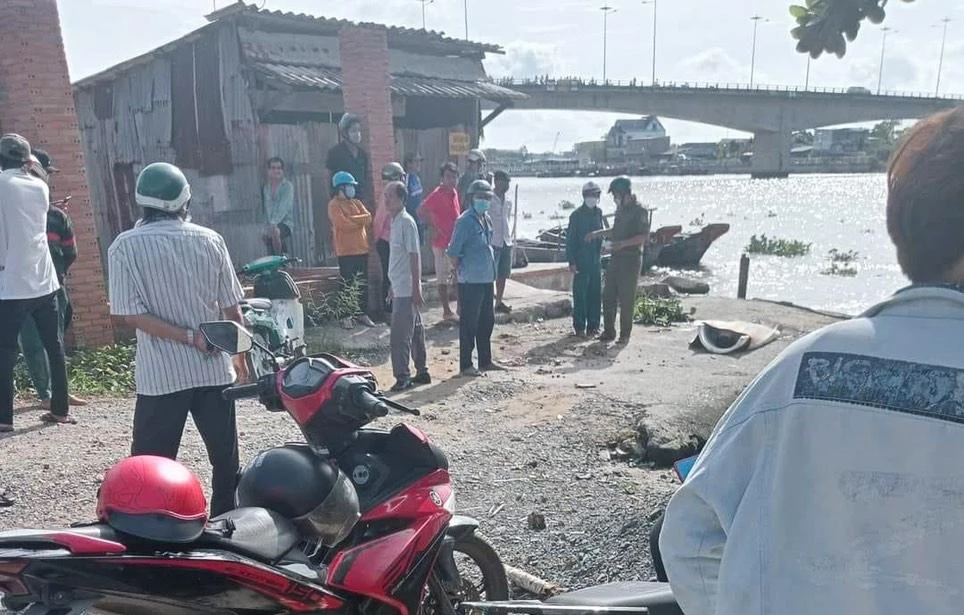 Lực lượng chức năng và người dân tìm kiếm thi thể hai mẹ con. Ảnh: CTV