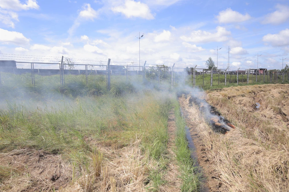 Người dân đốt rơm rạ làm khói bay rất nhiều vào đường cao tốc. Ảnh: HD